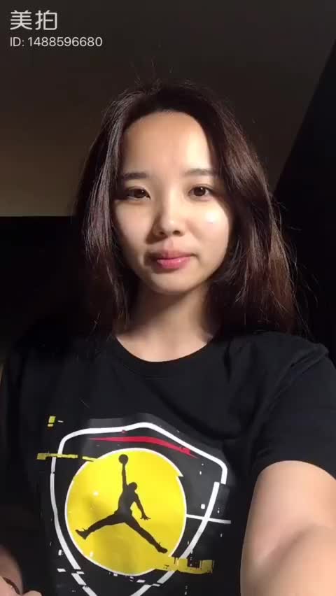 前方nba女记者烤肉姐回网友问题:克莱有女票?登哥常去夜店?